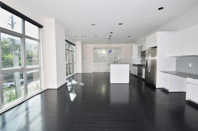 Building Photo - 207 Pierce St