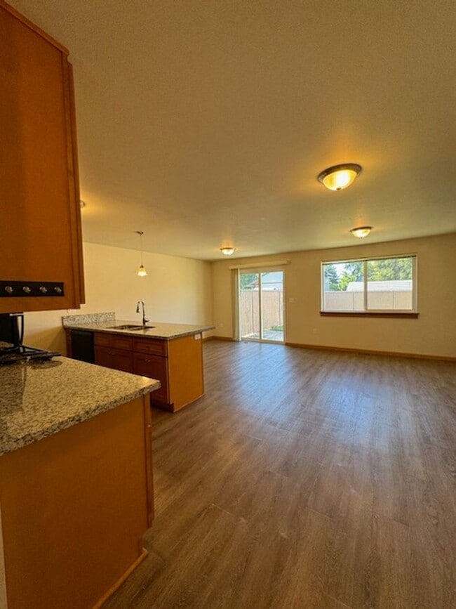 Building Photo - 2 Bedroom Townhouse with a fenced backyard!