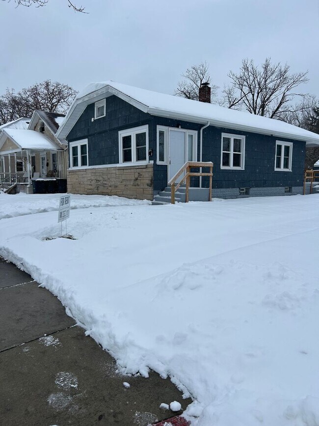 Building Photo - Updated 3-Bedroom, 1-Bathroom Home – $1,425/Month | 1,092 Sq. Ft. | Accepting Section 8