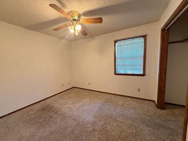 Building Photo - 1006 Nightingale Ln