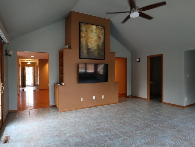Building Photo - NEW PRICE - GREAT HOME - Single Family Home in Germantown Hills with Pool 3 BR / 4BA