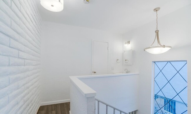 Building Photo - 16-18 REEF ST.