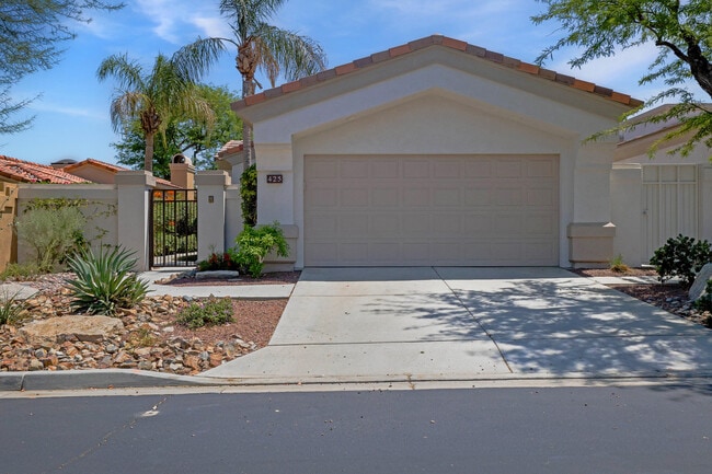 Building Photo - 425 Desert Holly Dr