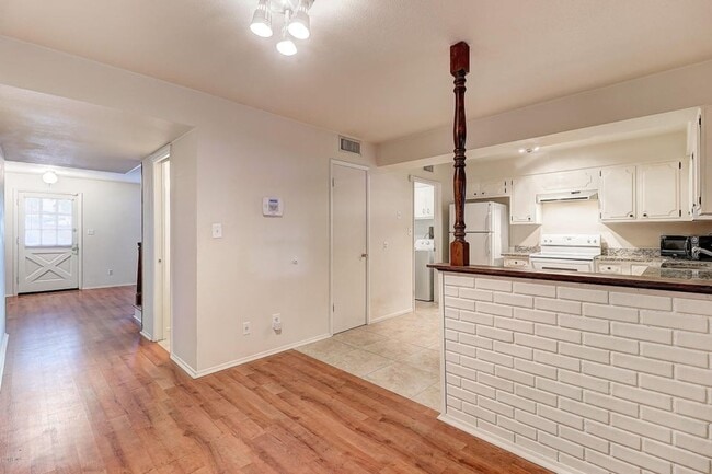 Building Photo - **SPECTACULAR - 2BEDROOM/3BATHROOM CONDO I...