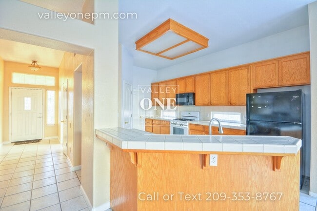 Building Photo - Charming 4 bedroom, 2 bath single story ho...