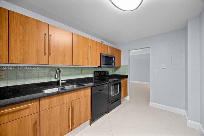 Building Photo - 3001 S Ocean Dr