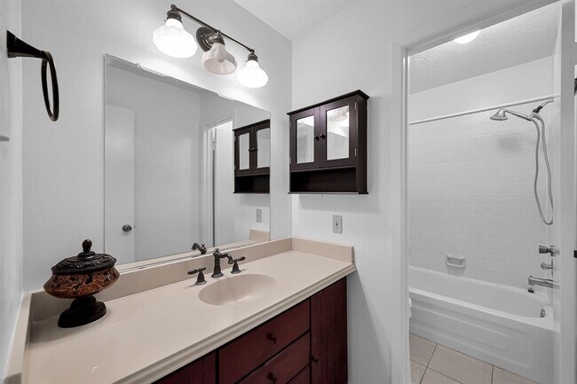 Building Photo - 2303 Whitelake Dr