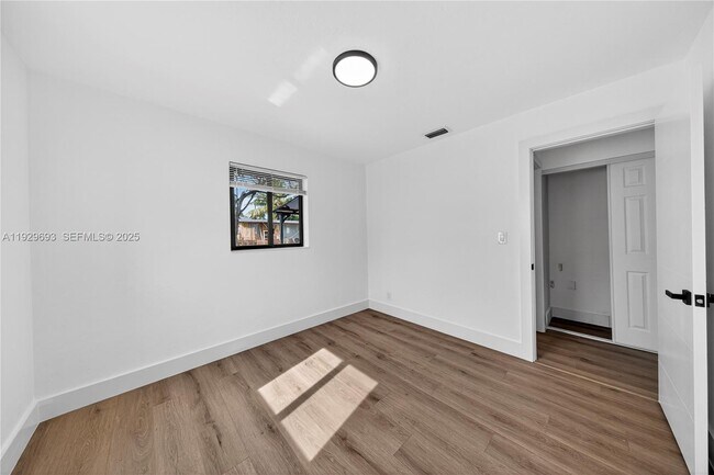 Building Photo - 2633 NE 13th Ave