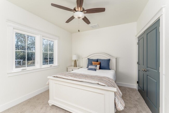 Building Photo - 415 Glenview Dr