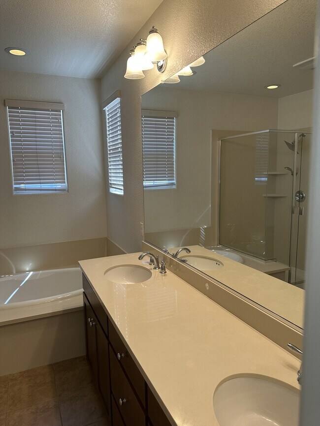 Building Photo - Gorgeous Mountain House 4 Bedroom 3 Bath Home