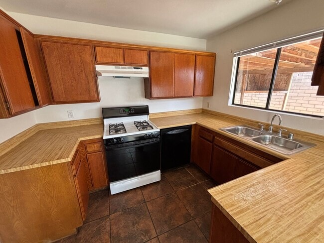 Building Photo - 1912 N Western Ave