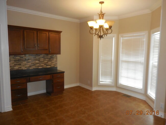 Building Photo - Lage 3 Bedroom  2 1/2 Bath Pet Friendly Home For Rent