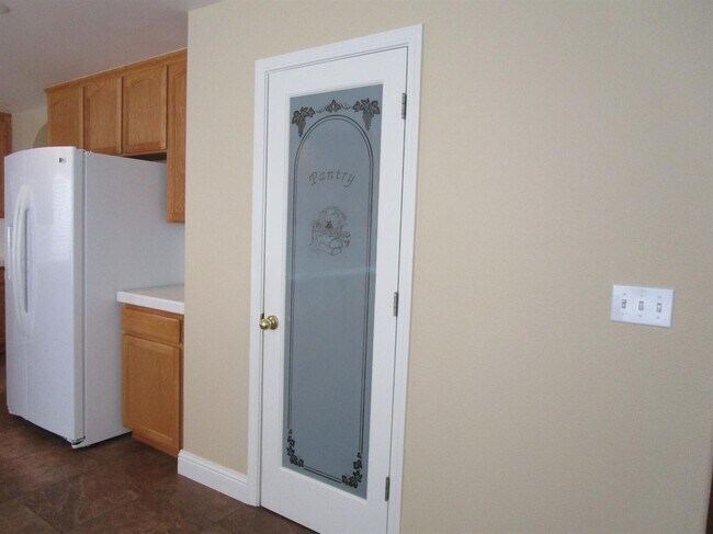 Building Photo - Like Brand New 4 Bedroom 3 Bath Beautiful ...