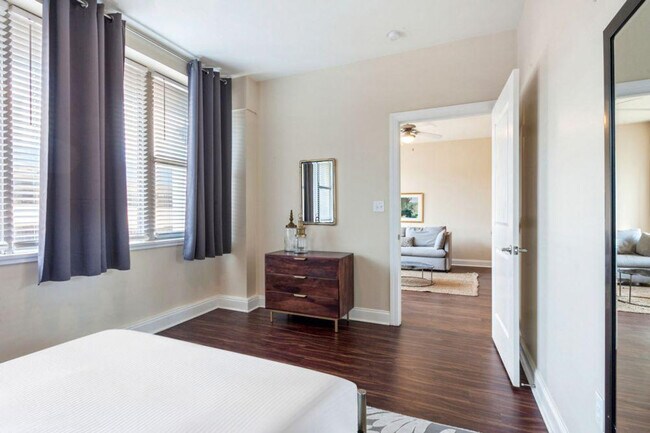 Building Photo - 925 Common St