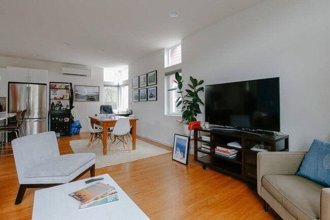Building Photo - Beautiful High end Central District Home f...