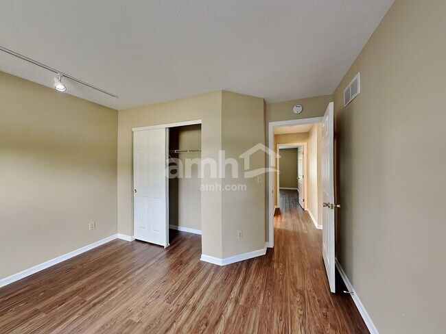 Building Photo - 545 Foxglove Ct