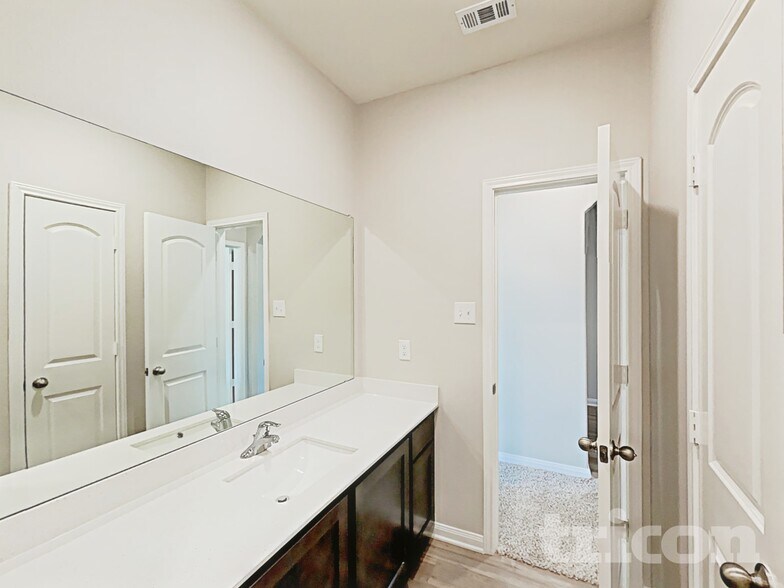 Building Photo - 900 Clark Dr