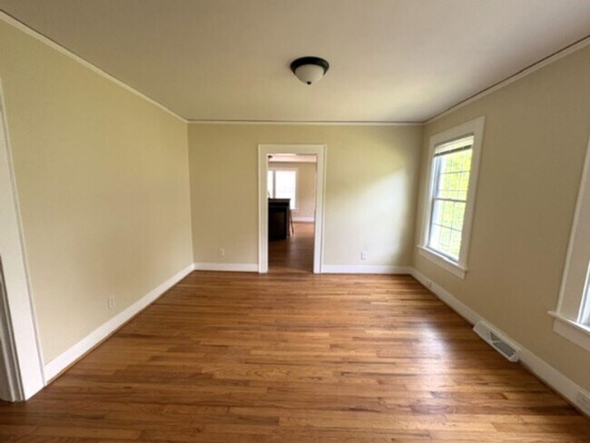 Building Photo - Newly Renovated - Large Backyard - 2/2 House!!