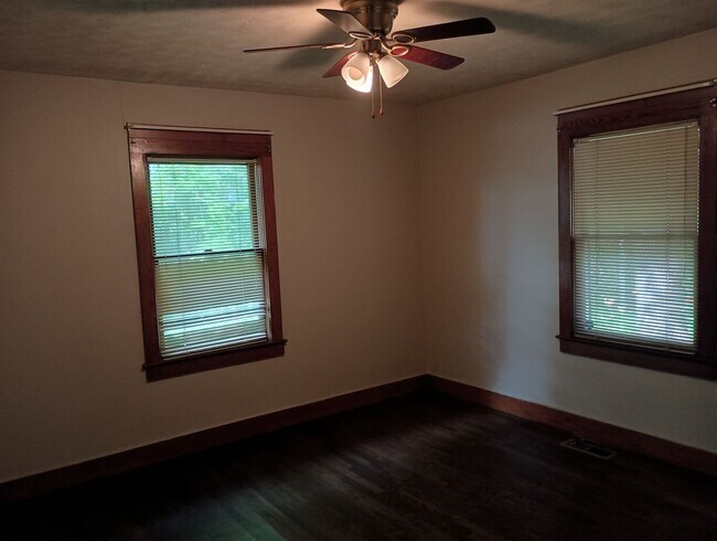 Building Photo - Cozy Ranch