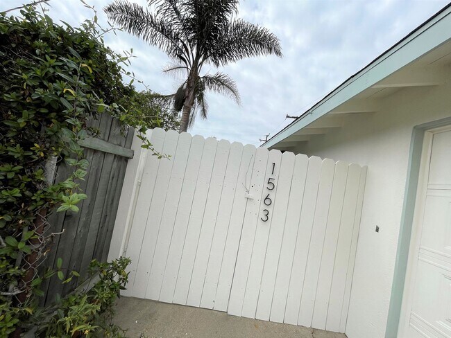 Building Photo - Midtown Ventura Studio with Great Amenities!