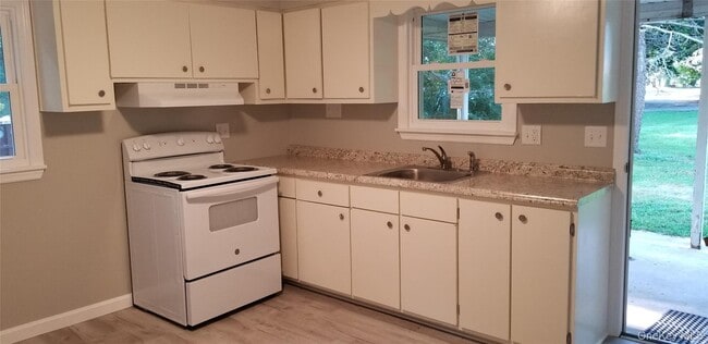 Building Photo - 542 W Broadway