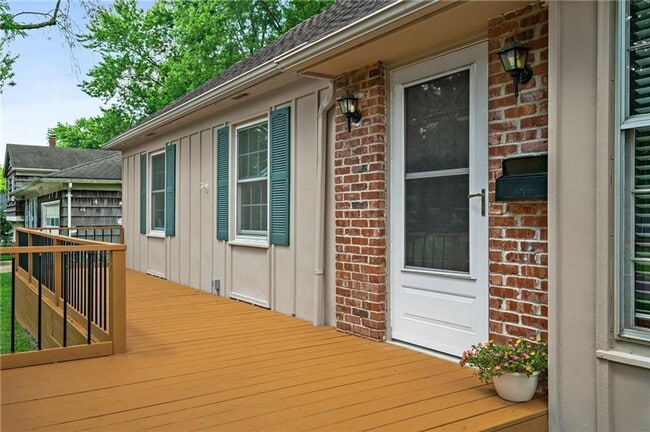 Building Photo - Adorable Three Bedroom Ranch in Overland Parkh