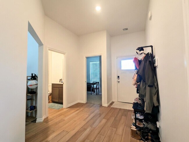 Building Photo - 2716 Tracys Manor