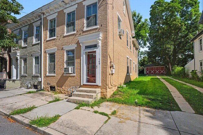 Building Photo - 169 E Pomfret St