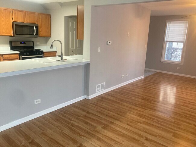 Building Photo - 1093 Symphony Dr