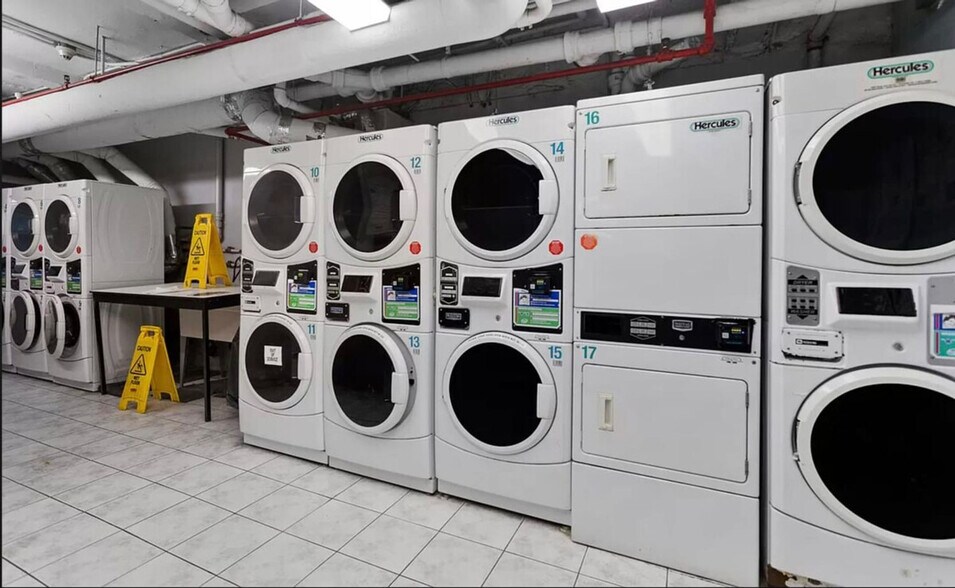 Building Photo - 234 W 73rd St