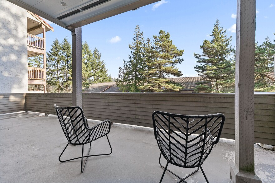 Large deck with covered eating area - 10418 Northeast 32nd Place