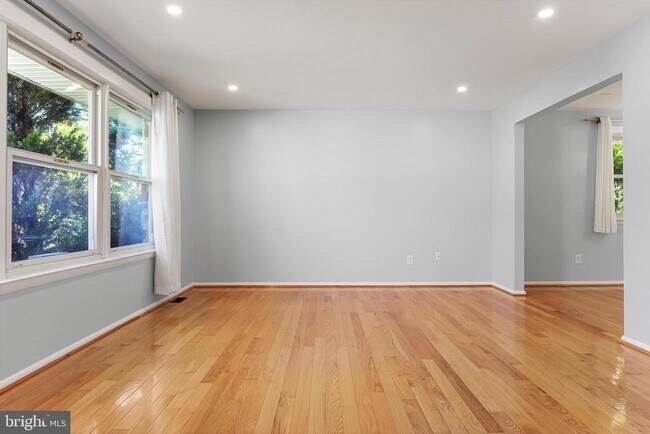 Building Photo - 18 Lakeview Dr