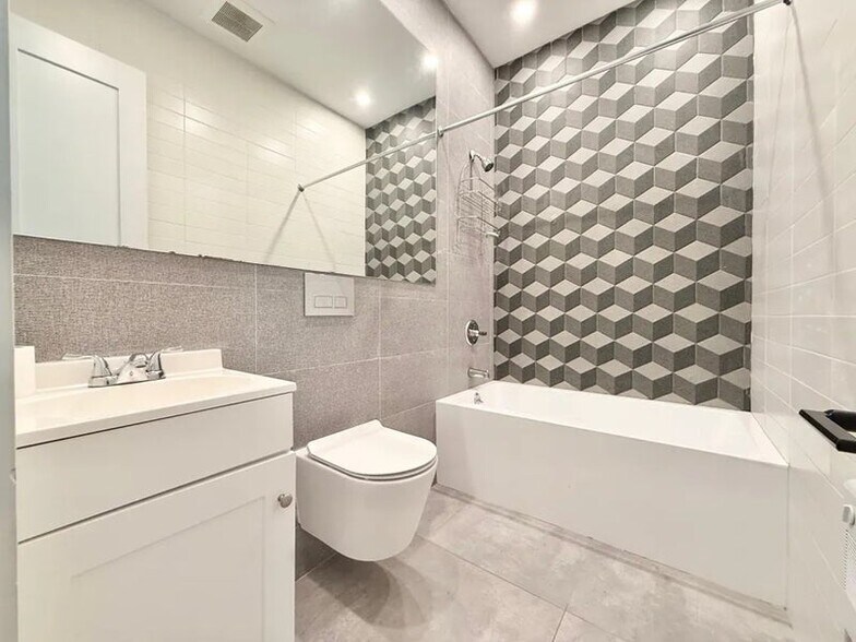 Building Photo - Furnished room/NOT APARTMENT