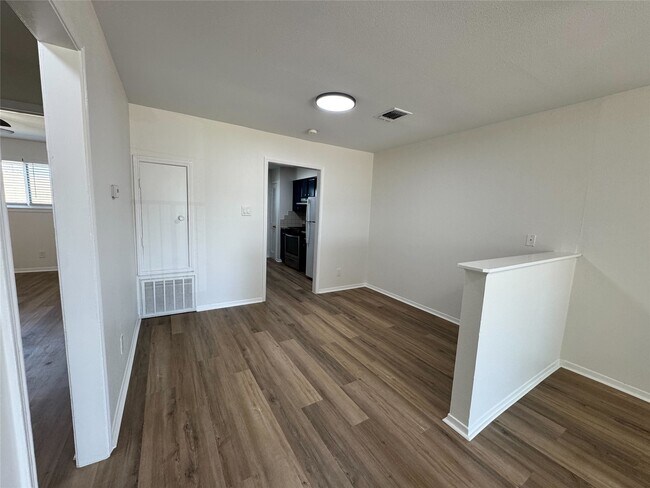 Building Photo - 340 N Houston