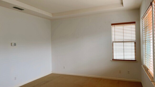 Building Photo - Full Bedroom and Bathroom Downstairs