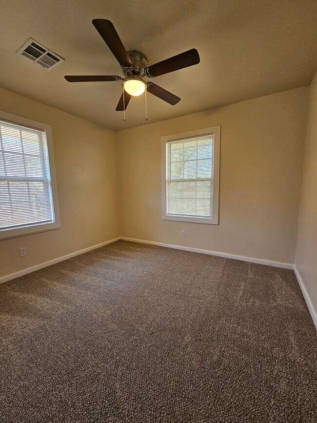 Building Photo - (3) Bed/(1) Bath in Core Norman Avail NOW!