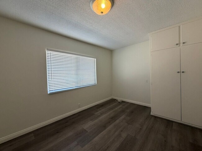 Building Photo - 512 S La Serena Dr