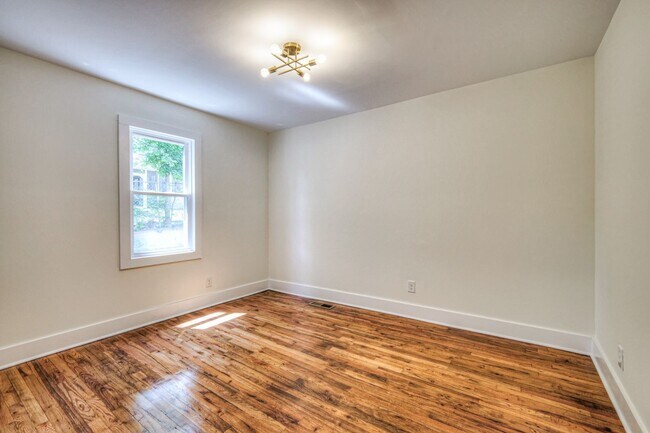 Building Photo - 203 W Cedar St