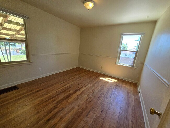 Building Photo - Beautiful North Side Home! Available Now!