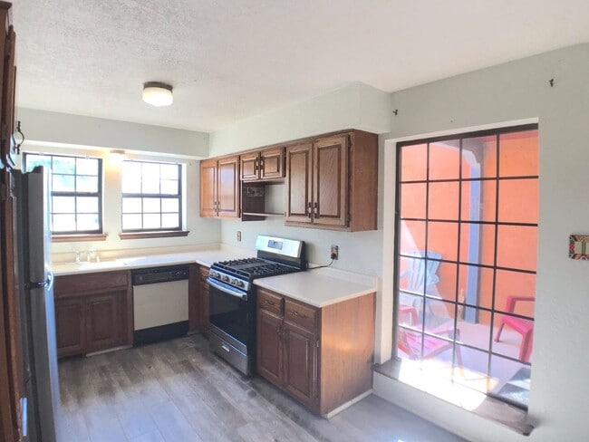 Building Photo - Spacious 2BR/2BA located on Golf Course in Rio Communities. Hardwood floors in living space. 2 Ca...