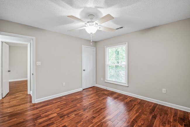 Building Photo - Move-in Ready 3 Bedroom Ranch!!
