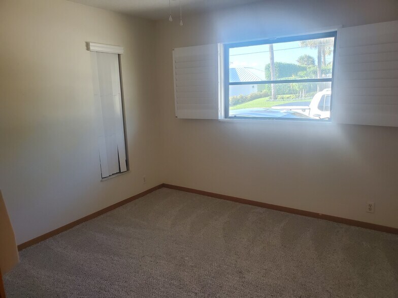 Building Photo - 4203 NE Skyline Dr