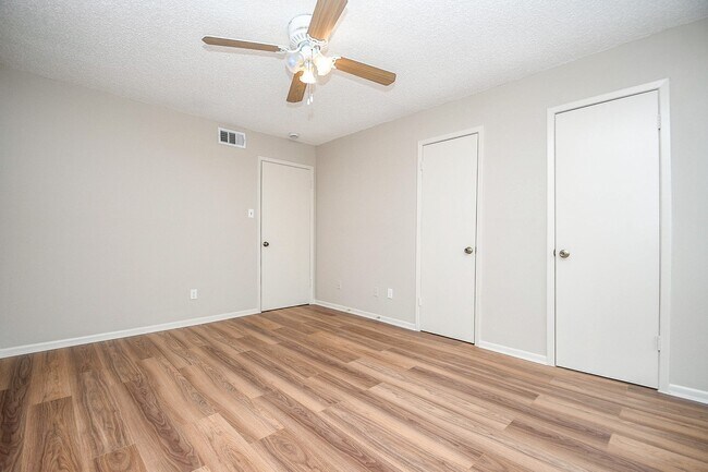 Building Photo - 17331 Red Oak Dr