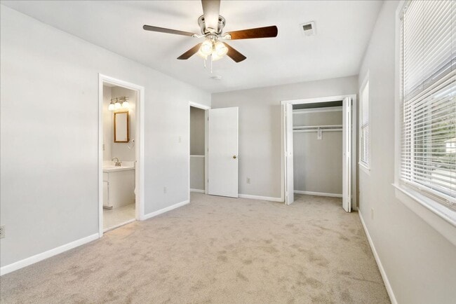 Building Photo - Bright 2 Bedroom Townhome in Williamsburg VA with Finished Lower Level & Private Balcony