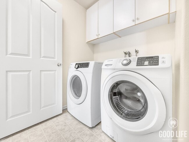 Building Photo - Modern 3-Bedroom Home with Backyard, Beautiful Finishes, and a Community Pool in the Heart of San...