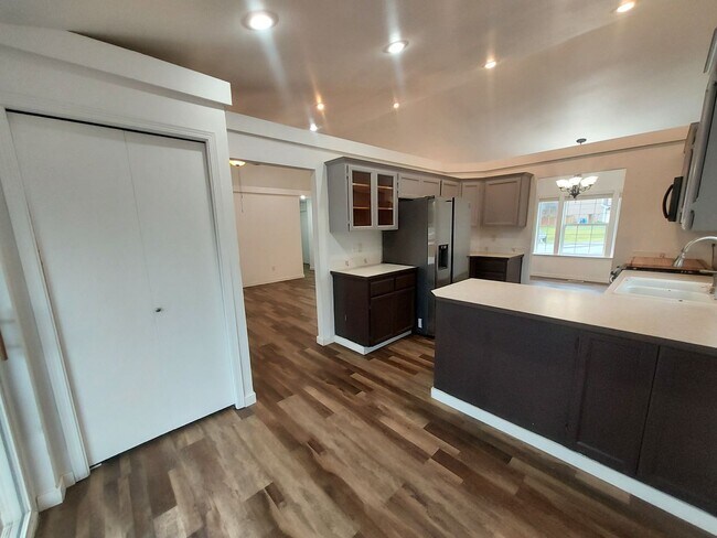 Building Photo - 4 bedroom 2.75 bath, Huge Fenced Yard with Landscaping Included!!