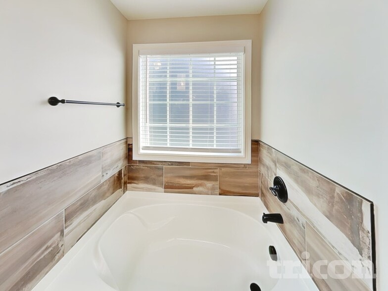 Building Photo - 492 Woodtrace Dr