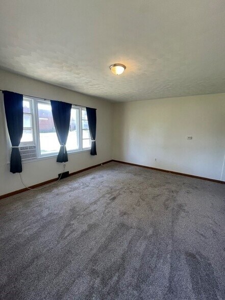 New carpet in living room - 2344 W 3rd St