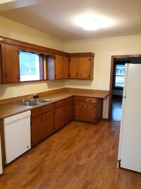 Building Photo - 4 Bedroom House with Detached Garage