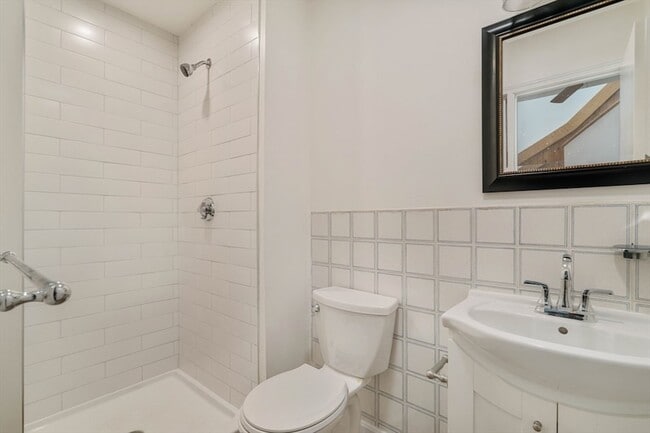 Building Photo - 195 Endicott St